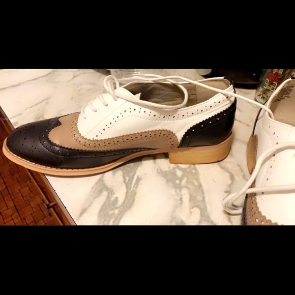 Women’s Two-Tone Oxford Shoes - Picture 2 of 5